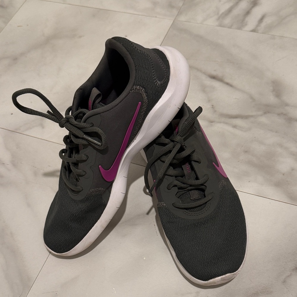 Nike Women's Black and Pink Sneakers